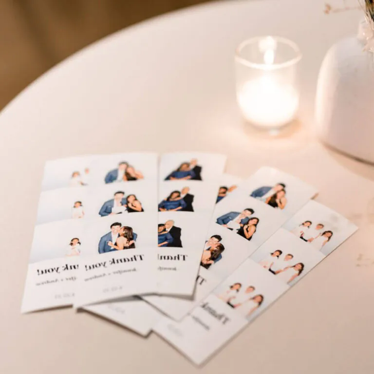 plusieurs photos posées sur une table avec une bougie
