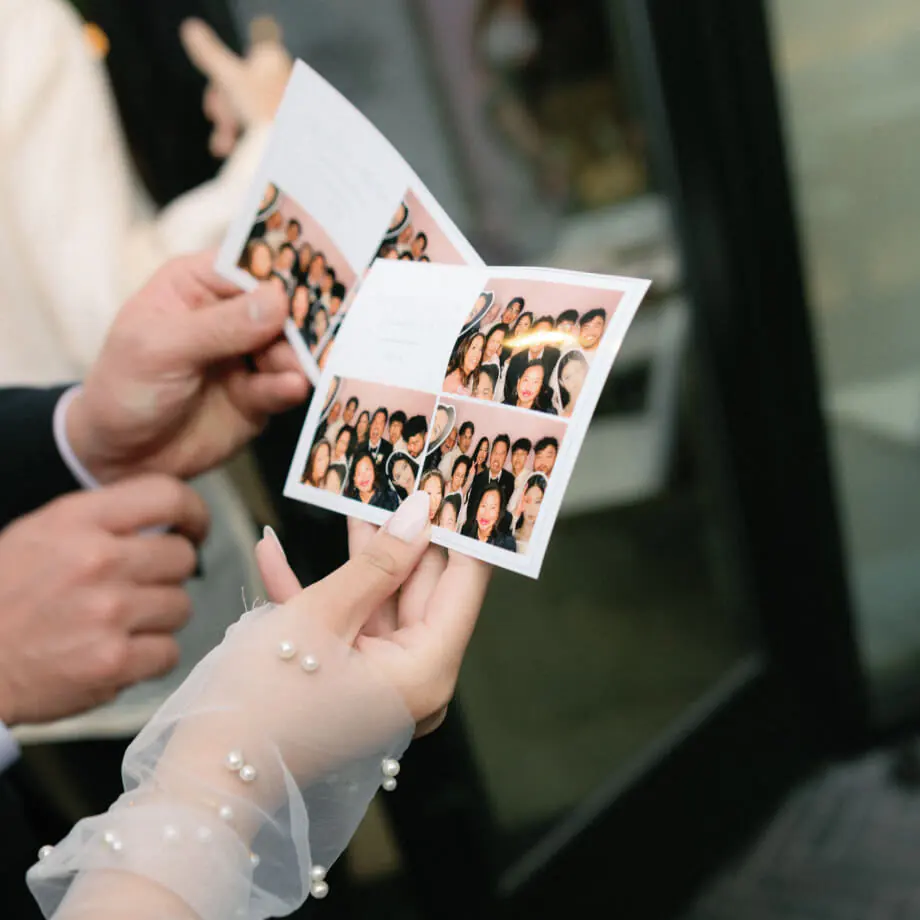 les mariés tiennent des photos dans leurs mains